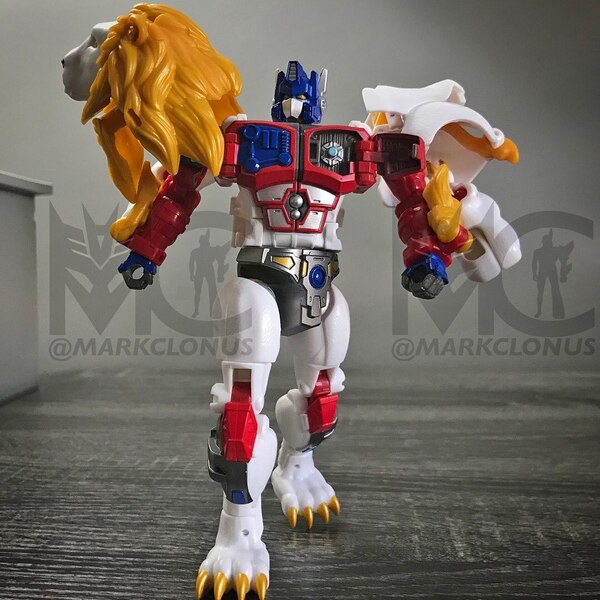 Official In Hand Image Transformers Legacy Evolution Voyager Leo Prime  (5 of 10)